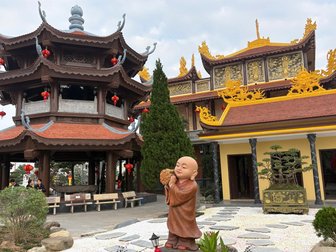 Du xuân miễn cổ tự có chiếc dép khổng lồ bằng đá của Đức Thánh Minh Không Du xuân miễn cổ tự có chiếc dép khổng lồ bằng đá của Đức Thánh Minh Không