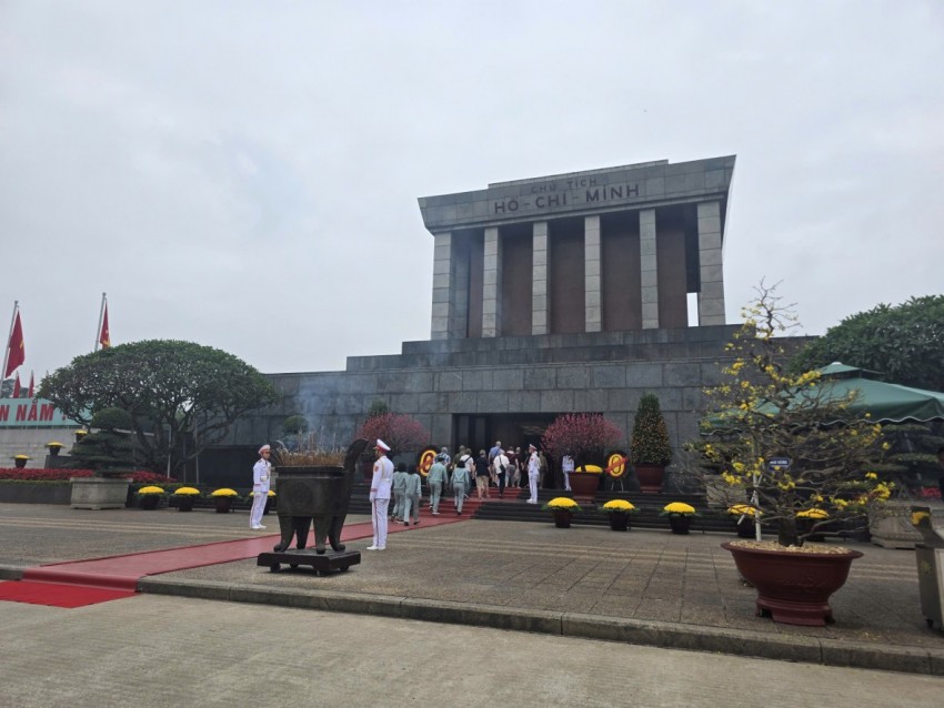 Người dân xếp hàng thành kính viếng Lăng Bác đầu xuân Bính Ngọ