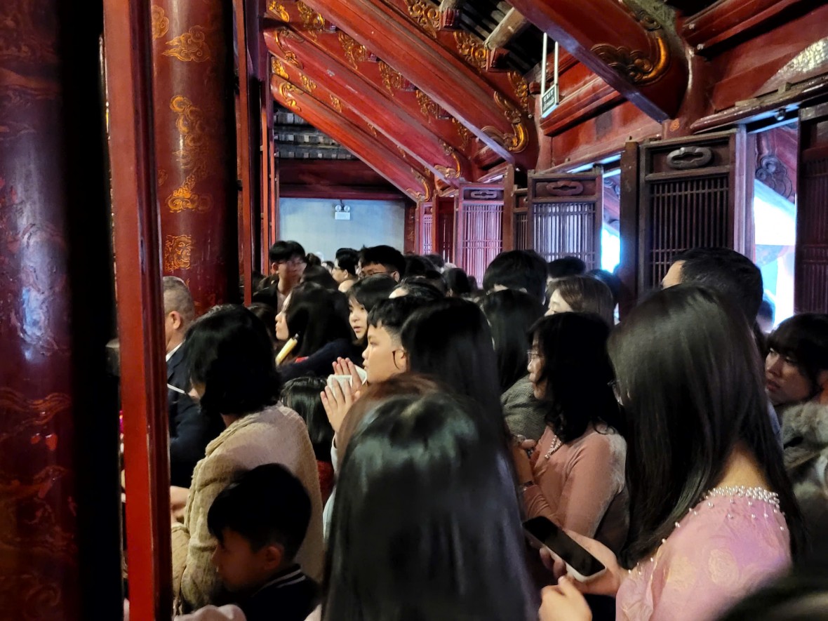 Biển người tới du xuân, xin chữ tại Văn Miếu chiều mùng 2 tết Biển người tới du xuân, xin chữ tại Văn Miếu chiều mùng 2 tết