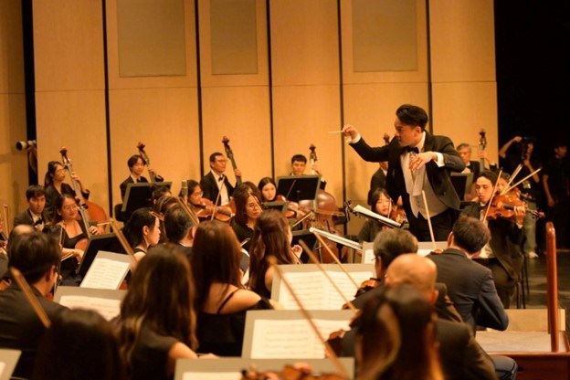 Nhạc trưởng Trần Nhật Minh sẽ t&aacute;i hợp D&agrave;n nhạc Giao hưởng H&agrave; Nội trong h&ograve;a nhạc đầy cảm x&uacute;c đ&oacute;n năm mới 2026 &nbsp;