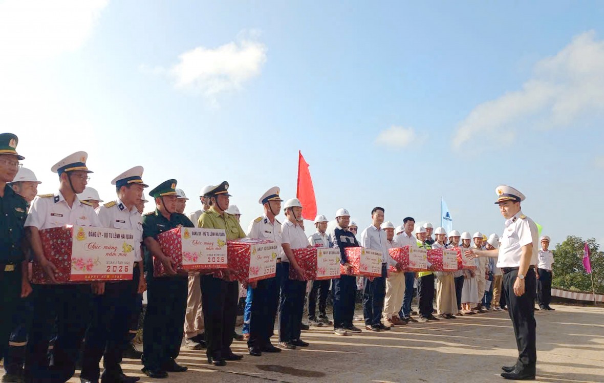 Ấm áp tình Xuân nơi đảo Hòn Khoai