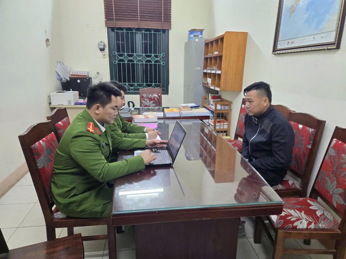 Tạm giữ đối tượng dùng súng đe dọa, gây thương tích cho vợ Tạm giữ đối tượng dùng súng đe dọa, gây thương tích cho vợ