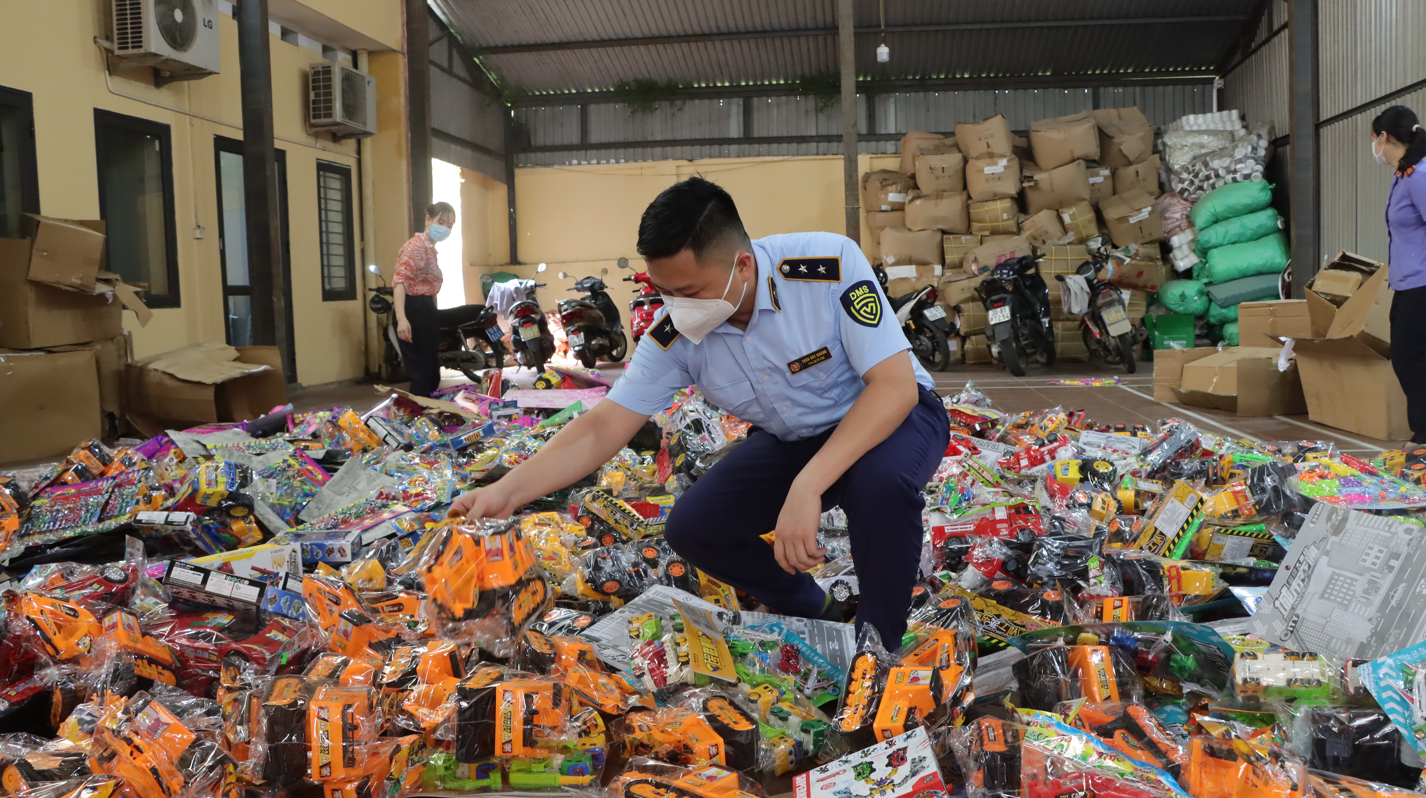 Tiến hành tiêu hủy trên 2.200 đồ chơi trẻ em không rõ nguồn gốc xuất xứ tại Thái Nguyên