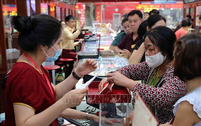 Giá vàng trong nước tăng phi mã, vàng SJC cán mốc 62,57 triệu đồng/lượng