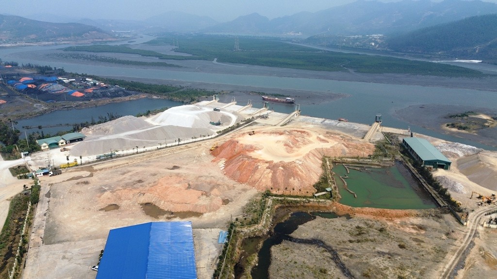 Quảng Ninh: Cận cảnh xe tải chở đất chạy rầm rập suốt ngày đêm, dân lo hỏng đường, ô nhiễm