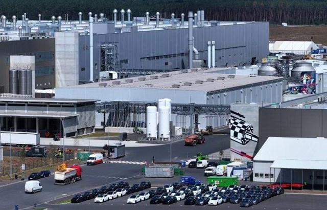 To&agrave;n cảnh nh&agrave; m&aacute;y Tesla &nbsp;