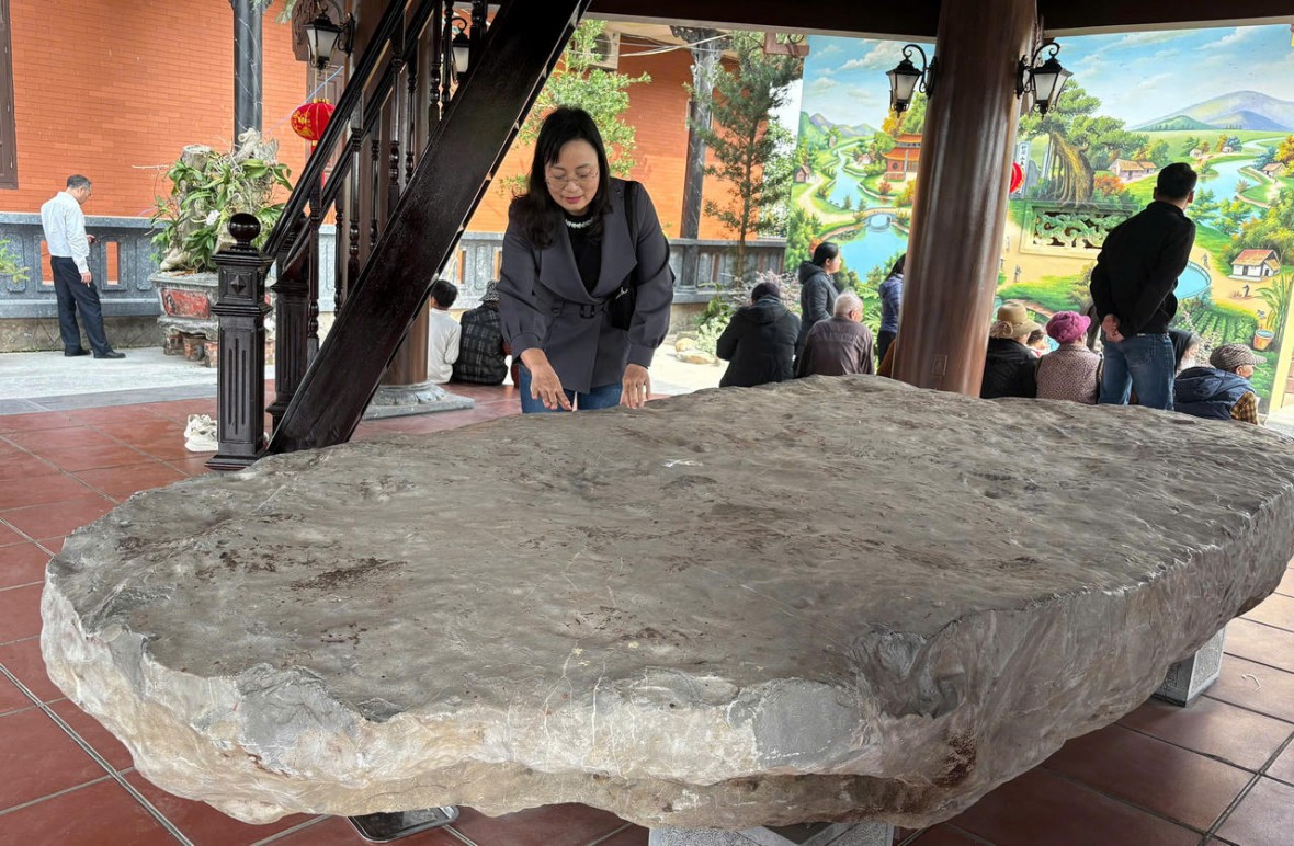 Du xuân miễn cổ tự có chiếc dép khổng lồ bằng đá của Đức Thánh Minh Không