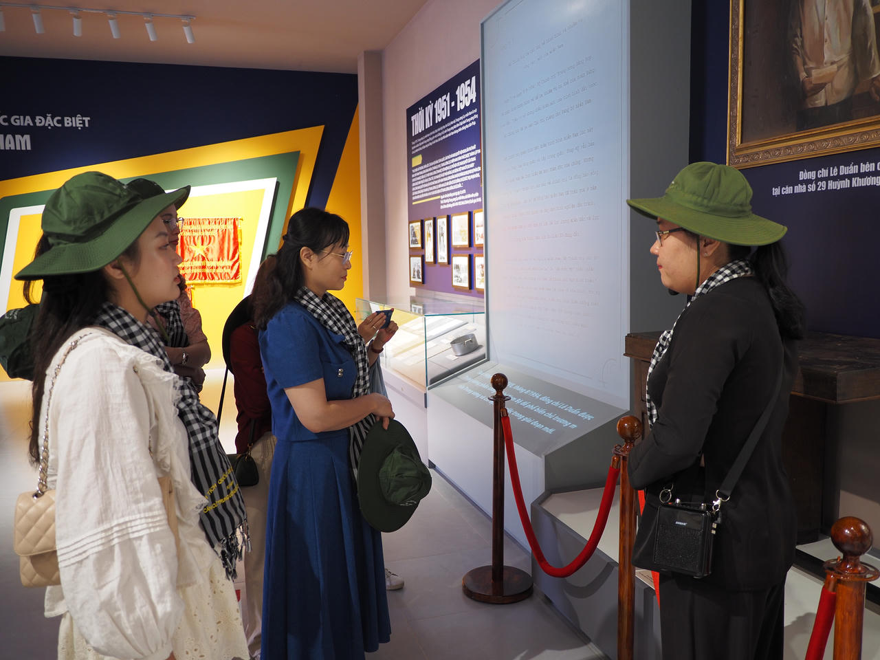 Đo&agrave;n được nghe giới thiệu về những chứng t&iacute;ch, những kỷ niệm về cuộc đời hoạt động c&aacute;ch mạng của nhiều đồng ch&iacute; l&atilde;nh đạo cấp cao của Đảng.