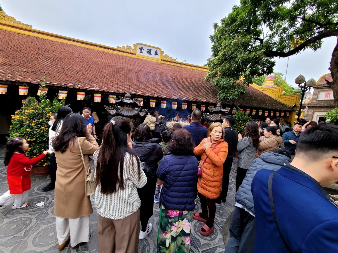 Dòng người thành kính lễ chùa Trấn Quốc mùng 2 Tết cầu bình an, may mắn