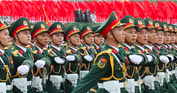 Chính sách ưu đãi về quân hàm, tiền lương, trọng dụng nhân tài trong Quân đội