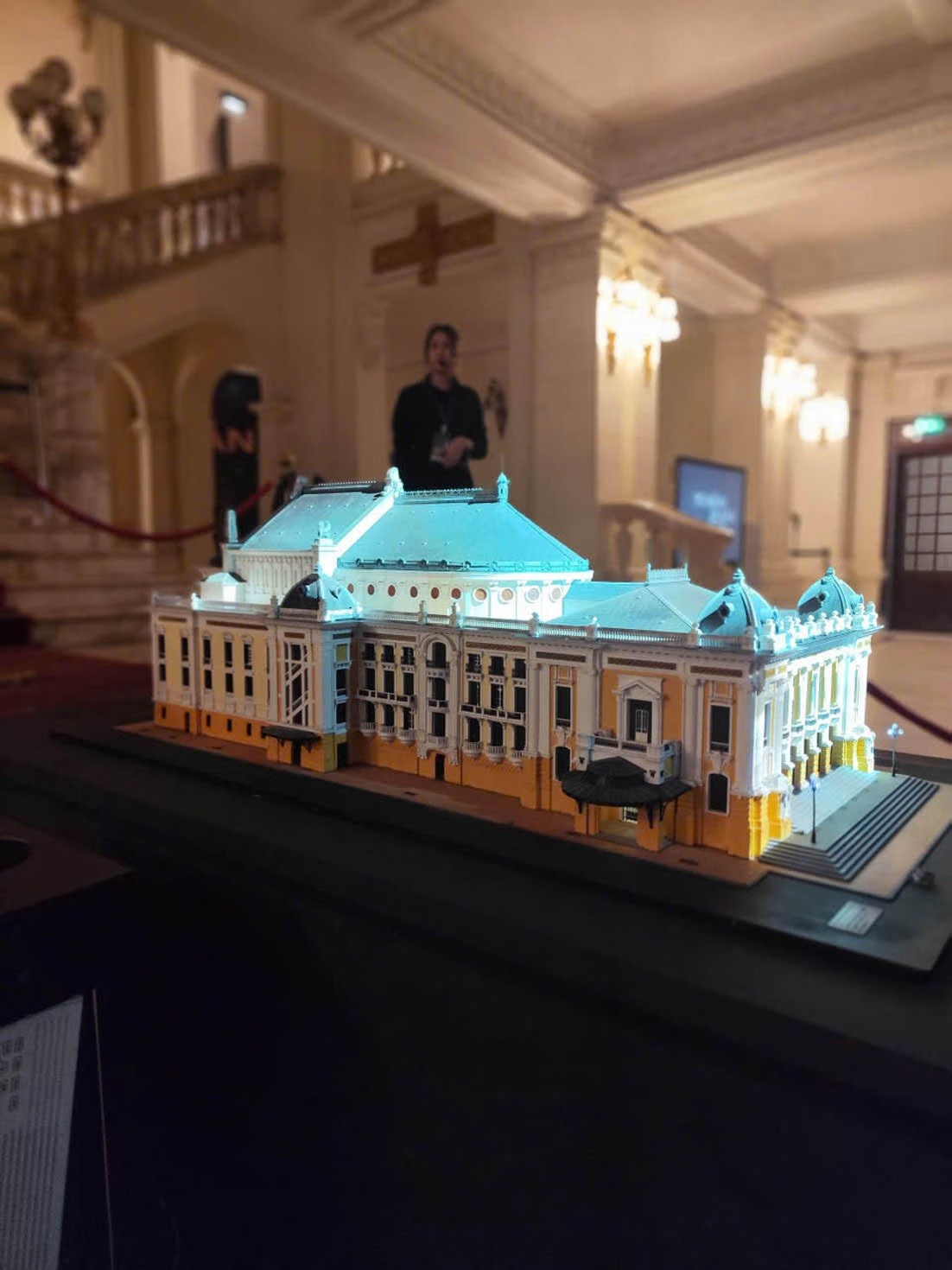 Mô hình 3D Nhà hát Lớn rất tinh xảo được trưng bày trong triển lãm “115 năm Nhà hát kể chuyện”.