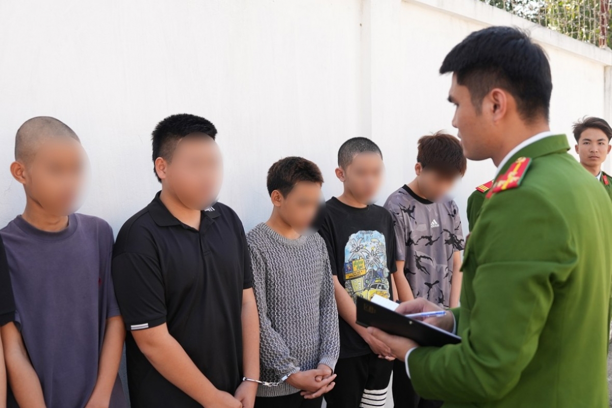 Bắt giữ nhóm đối tượng điều khiển mô tô, mang theo hung khí gây rối tại Nghệ An