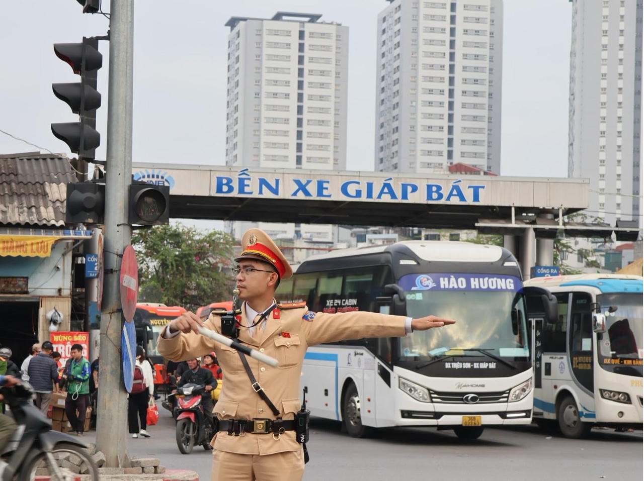 CSGT l&agrave;m nhiệm vụ tại bến xe Gi&aacute;p B&aacute;t chiều 13/2.&nbsp;