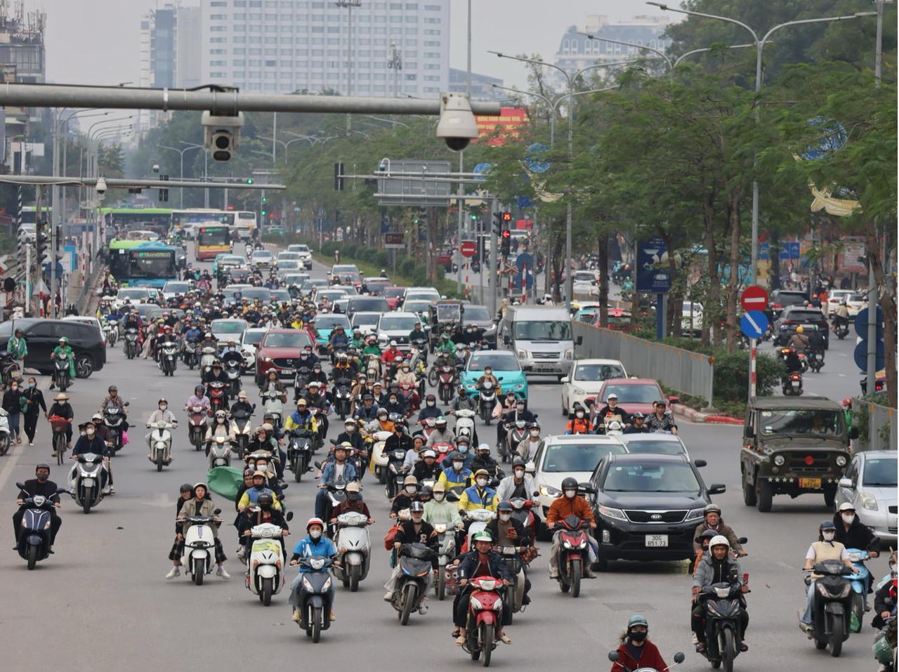 Lượng phương tiện gia tăng nhanh trong buổi chiều ng&agrave;y l&agrave;m việc cuối c&ugrave;ng của năm.&nbsp;