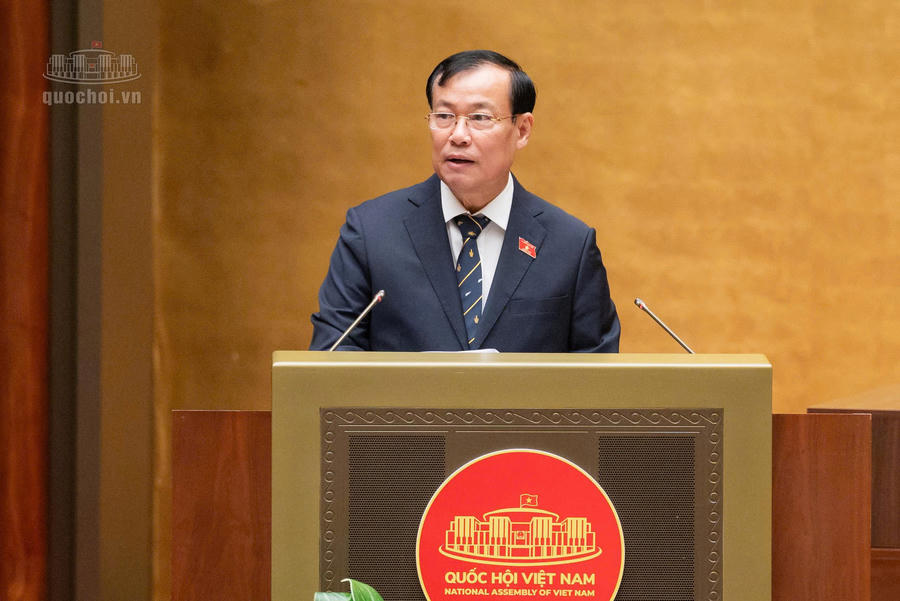 Chủ nhiệm Ủy ban Quốc phòng, An ninh và Đối ngoại, Thượng tướng​ Lê Tấn Tới trình bày báo cáo tóm tắt thẩm tra dự án Luật. Ảnh: quochoi.vn