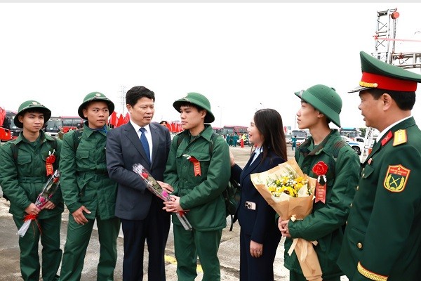 5.290 thanh niên ưu tú của tỉnh Hưng Yên hăng hái lên đường nhập ngũ