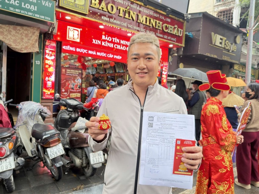 Người dân đội mưa xếp hàng mua vàng ngày Vía Thần tài