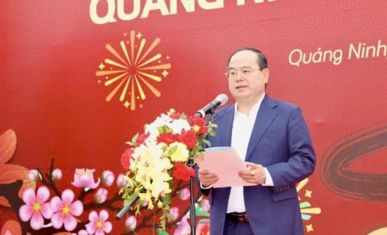 Ông Quản Minh Cường, Ủy viên Trung ương Đảng, Bí thư Tỉnh ủy, Trưởng Đoàn ĐBQH tỉnh, phát biểu phát động phong trào thi đua học tập và lao động sáng tạo.