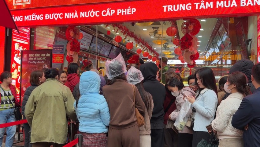Người dân đội mưa xếp hàng mua vàng ngày Vía Thần tài