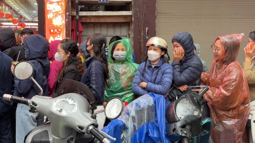 Người dân đội mưa xếp hàng mua vàng ngày Vía Thần tài