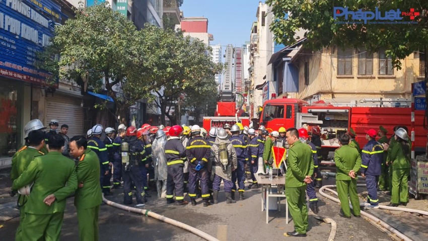 Ngôi nhà 6 tầng trên phố Lê Lợi, Hà Đông bốc cháy dữ dội, hàng trăm người được huy động dập lửa