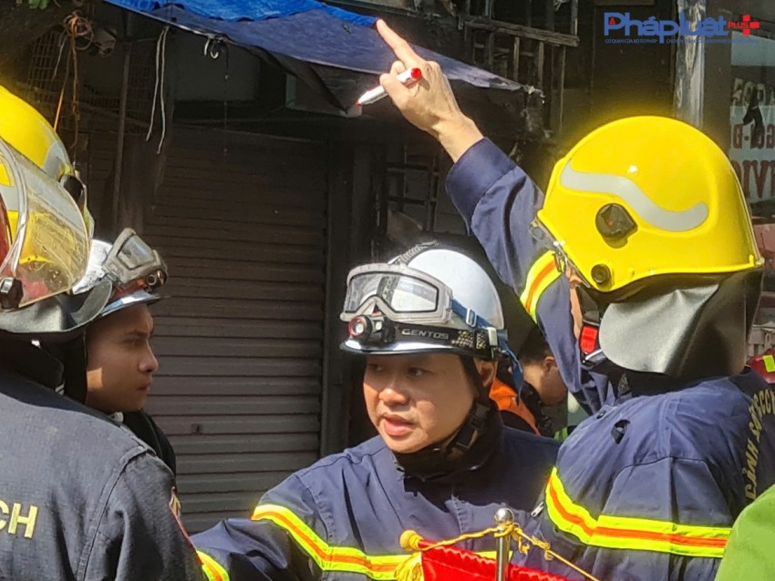 Ngôi nhà 6 tầng trên phố Lê Lợi, Hà Đông bốc cháy dữ dội, hàng trăm người được huy động dập lửa