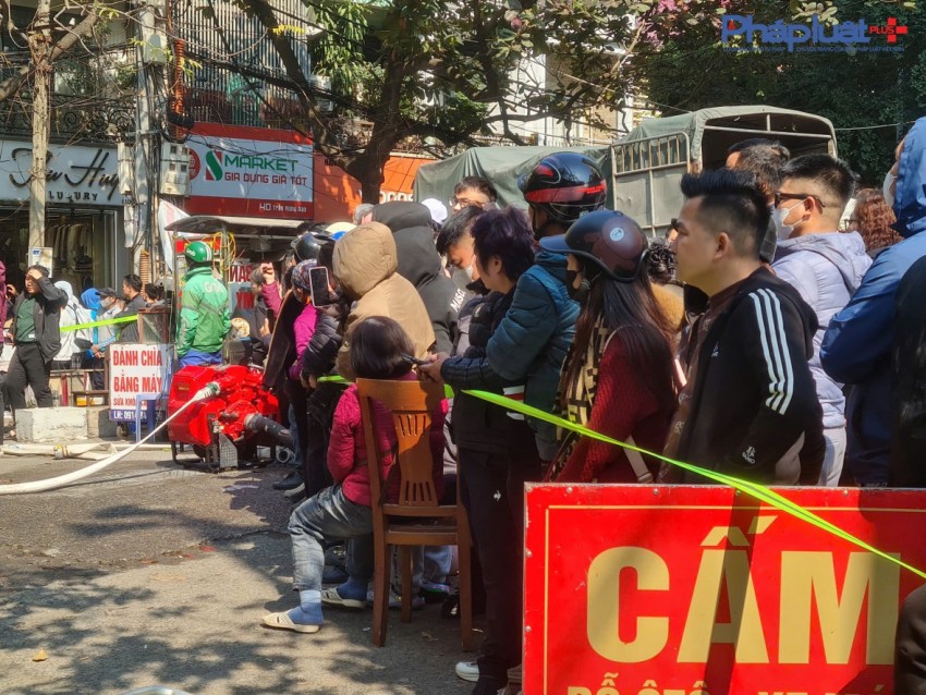 Ngôi nhà 6 tầng trên phố Lê Lợi, Hà Đông bốc cháy dữ dội, hàng trăm người được huy động dập lửa
