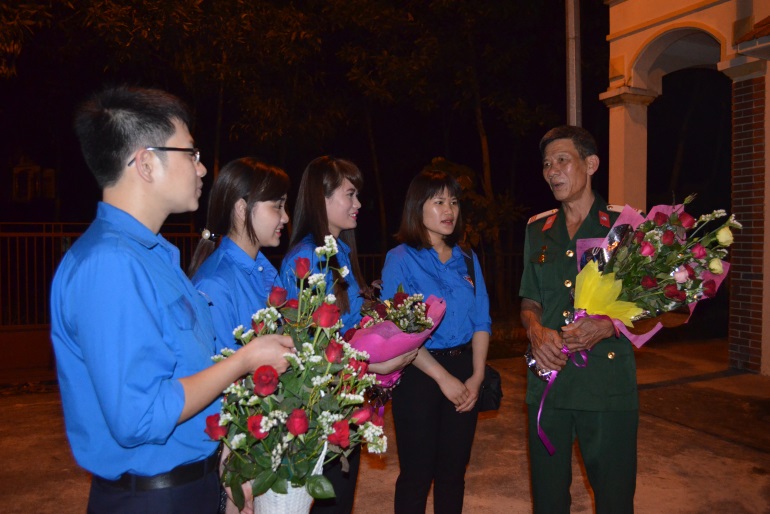 Cựu chiến binh Nguyễn Văn Kỷ trong một buổi nói chuyện truyền thống với thanh niên thành phố Tuyên Quang ( Hữu Hoa)