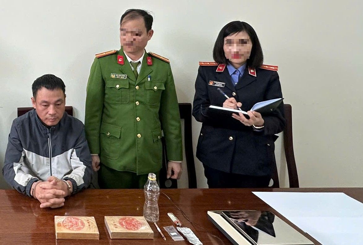 Đối tượng Trần Văn Thục và số ma túy bị thu giữ - Ảnh Công an Nghệ An.