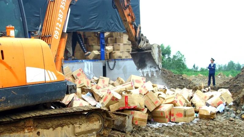 Lực lượng chức năng tiêu hủy hơn 45.000 sản phẩm nhập lậu, không rõ nguồn gốc trị giá hơn 2,4 tỷ đồng.