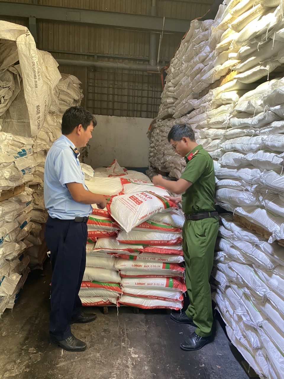 Đội QLTT số 6 kiểm tra nhiều loại phân bón vi phạm về chất lượng