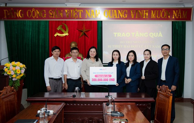 Đại diện MB Life ủng hộ 300 triệu đồng đến người d&acirc;n tỉnh Đắk Lắk bị ảnh hưởng do mưa lũ. &nbsp;