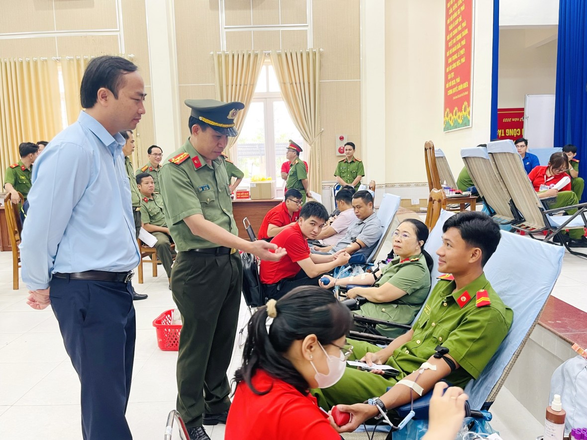 Tuổi trẻ Công an Cà Mau hiến máu tình nguyện, ra quân Tháng Thanh niên năm 2026
