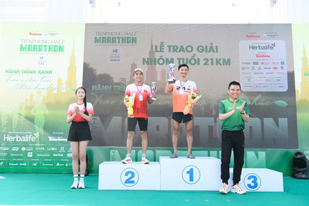 &Ocirc;ng Nguyễn Th&agrave;nh Đạt &ndash; Gi&aacute;m Đốc Truyền Th&ocirc;ng Herbalife Việt Nam & &nbsp;HH H&agrave; Tr&uacute;c Linh trao giải cho c&aacute;c VĐV đạt giải &nbsp;