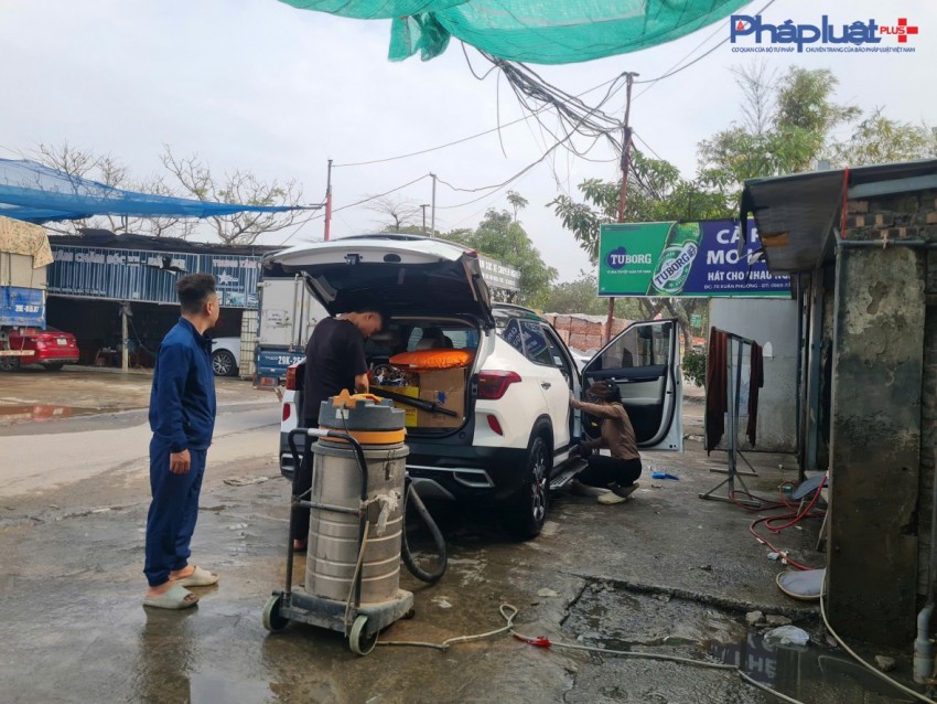Tài xế sếp hàng chờ đợi các tiệm rửa xe hoạt động hết công xuất ngày cận Tết
