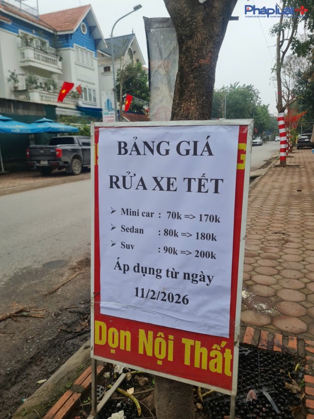 Tài xế sếp hàng chờ đợi các tiệm rửa xe hoạt động hết công xuất ngày cận Tết