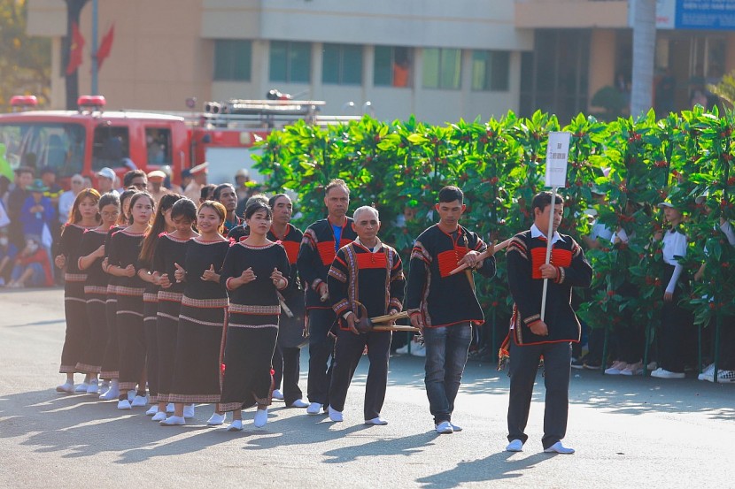 Tiết mục diễu hành của đoàn nghệ nhân, nông dân của các huyện, thị xã, thành phố Buôn Ma Thuột