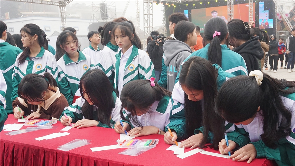 Các em học sinh ở Sa Pa thích thú trải nghiệm tô tranh Hàn Quốc Các em học sinh ở Sa Pa thích thú trải nghiệm tô tranh Hàn Quốc