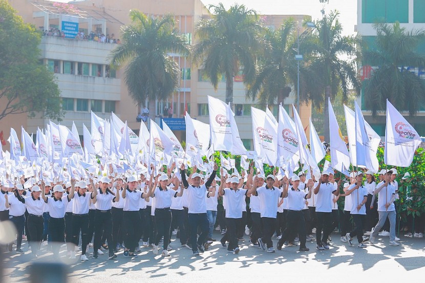 Đoàn diễu hành của 100 công nhân trồng và sản xuất, chế biến cà phê mang thông điệp tôn vinh những người đã vất vả làm nên giá trị hạt cà phê Ma Thuột