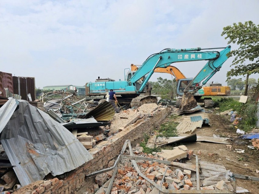 Máy móc được huy động thực hiện việc cưỡng chế.