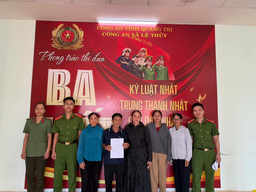 Công an xã Lệ Thủy hỗ trợ người dân tìm lại người thân thất lạc suốt 21 năm