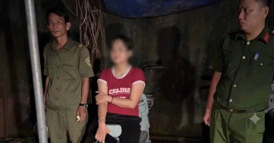 Công an phường Phú Mỹ không quản ngại đêm tối, khó khăn, tìm kiếm đưa người bị lạc xuống núi an toàn (Ảnh: Công an cung cấp)