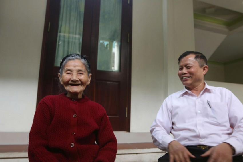 Ông Phùng Khắc Đệ, Bí thư Chi bộ thôn, Tổ trưởng tổ bầu cử thôn Thạch, xã Tây Phương chia sẻ về công tác tổ chức bầu cử tại địa phương.