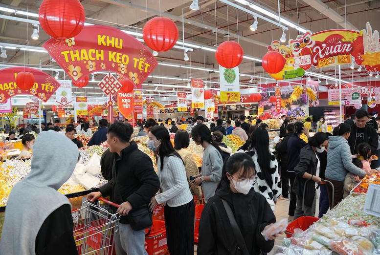 Người dân mua sắm Tết tại siêu thị Người dân mua sắm Tết tại siêu thị