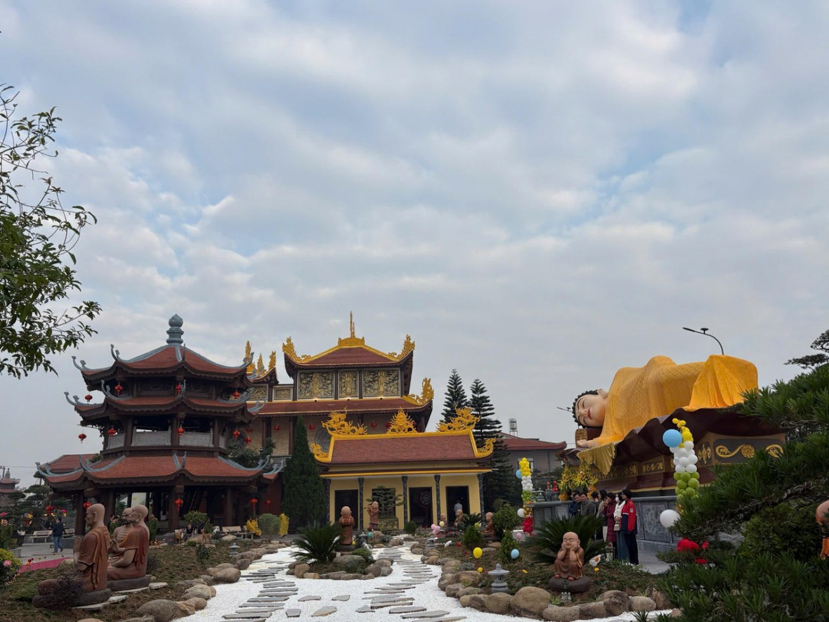 Du xuân miễn cổ tự có chiếc dép khổng lồ bằng đá của Đức Thánh Minh Không Du xuân miễn cổ tự có chiếc dép khổng lồ bằng đá của Đức Thánh Minh Không