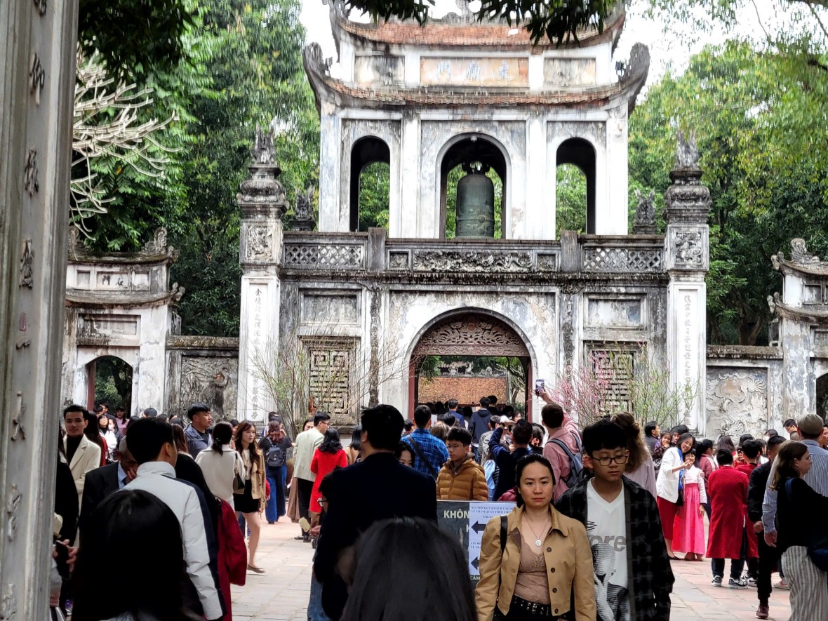 Biển người tới du xuân, xin chữ tại Văn Miếu chiều mùng 2 tết Biển người tới du xuân, xin chữ tại Văn Miếu chiều mùng 2 tết