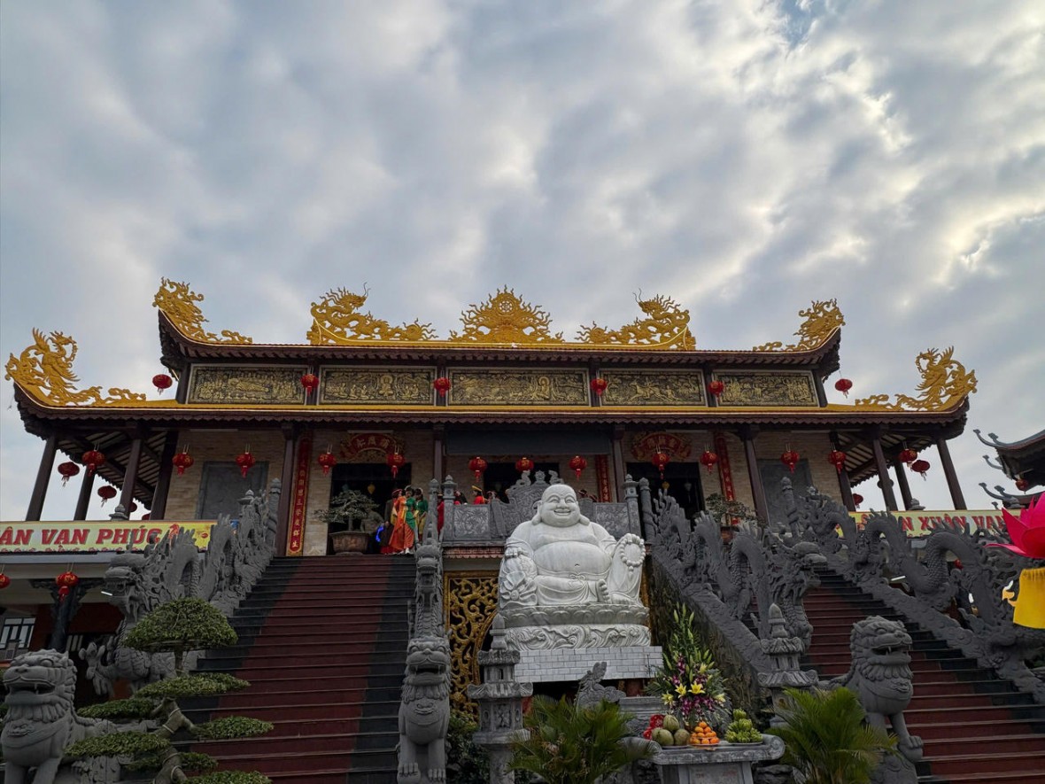 Du xuân miễn cổ tự có chiếc dép khổng lồ bằng đá của Đức Thánh Minh Không Du xuân miễn cổ tự có chiếc dép khổng lồ bằng đá của Đức Thánh Minh Không