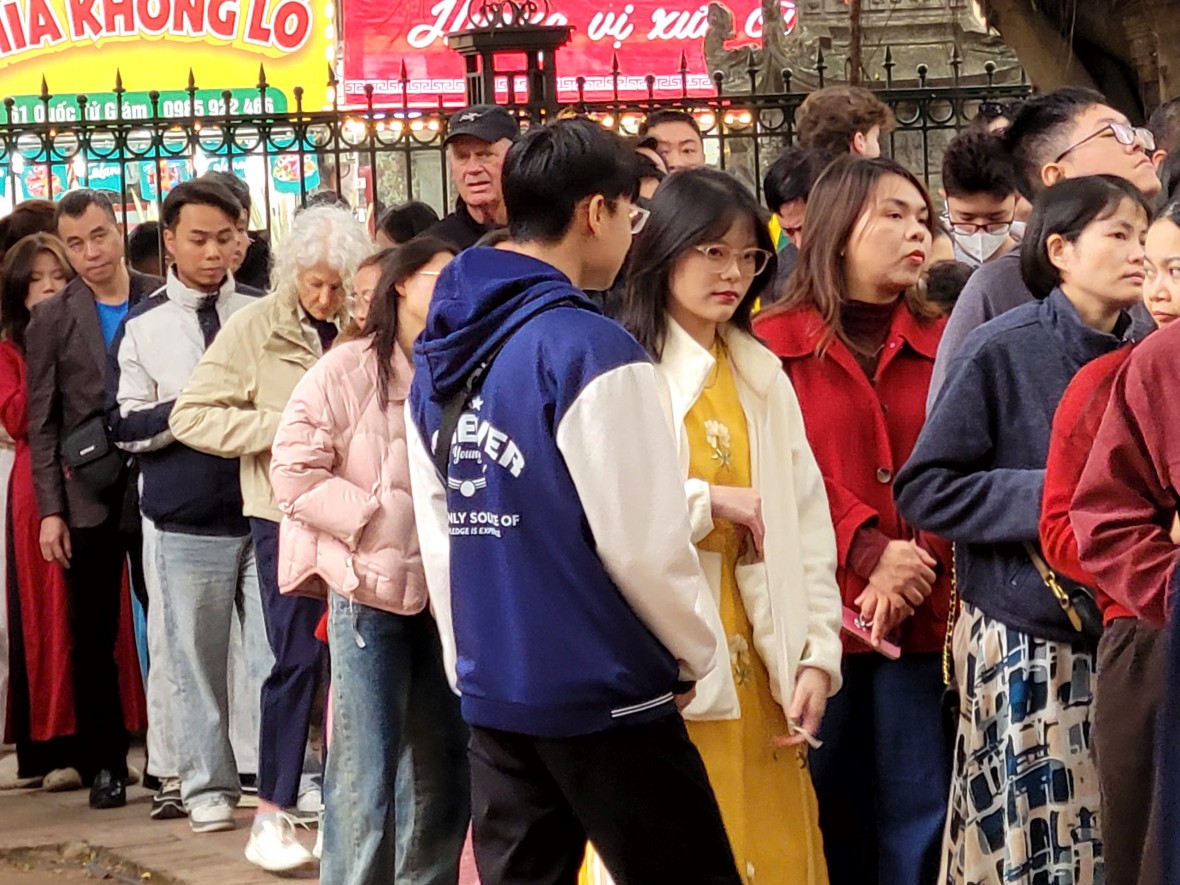 Biển người tới du xuân, xin chữ tại Văn Miếu chiều mùng 2 tết Biển người tới du xuân, xin chữ tại Văn Miếu chiều mùng 2 tết