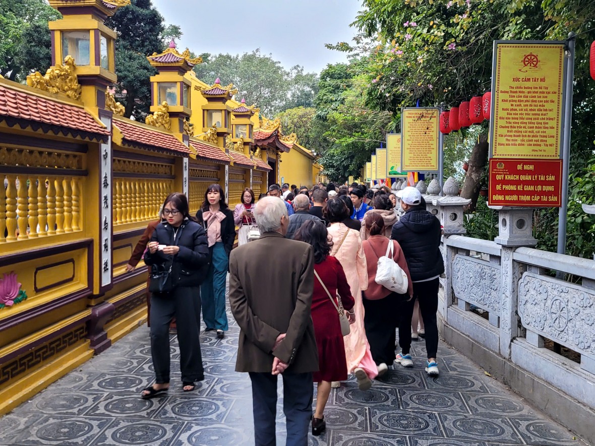 Dòng người thành kính lễ chùa Trấn Quốc mùng 2 Tết cầu bình an, may mắn Dòng người thành kính lễ chùa Trấn Quốc mùng 2 Tết cầu bình an, may mắn