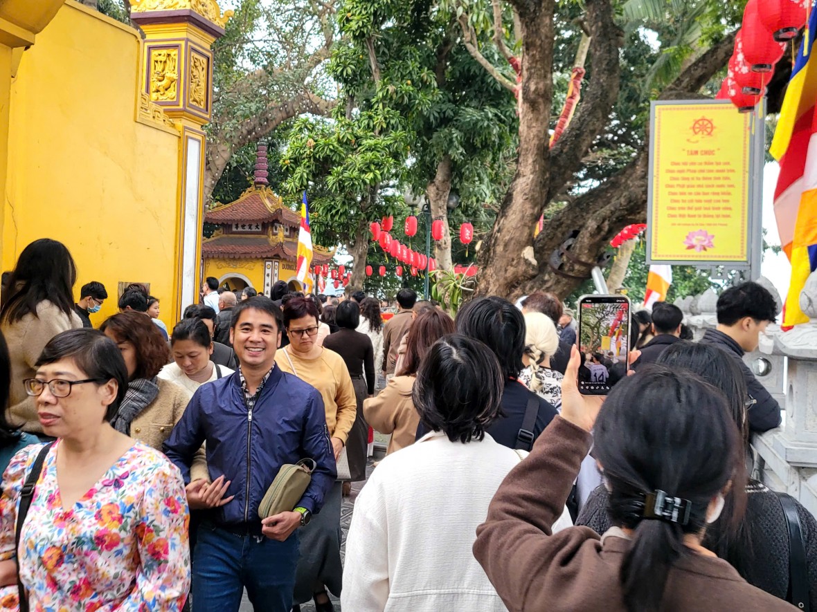 Dòng người thành kính lễ chùa Trấn Quốc mùng 2 Tết cầu bình an, may mắn Dòng người thành kính lễ chùa Trấn Quốc mùng 2 Tết cầu bình an, may mắn